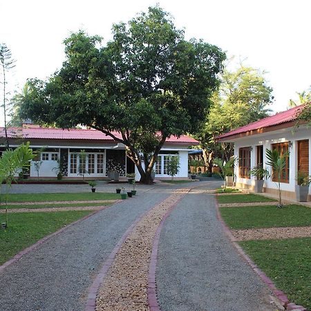 Nirmala Hotel And Restaurant โปลอนนารูวา ภายนอก รูปภาพ