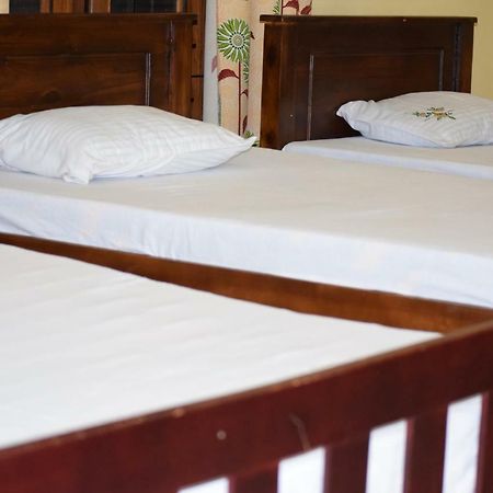 Nirmala Hotel And Restaurant โปลอนนารูวา ภายนอก รูปภาพ