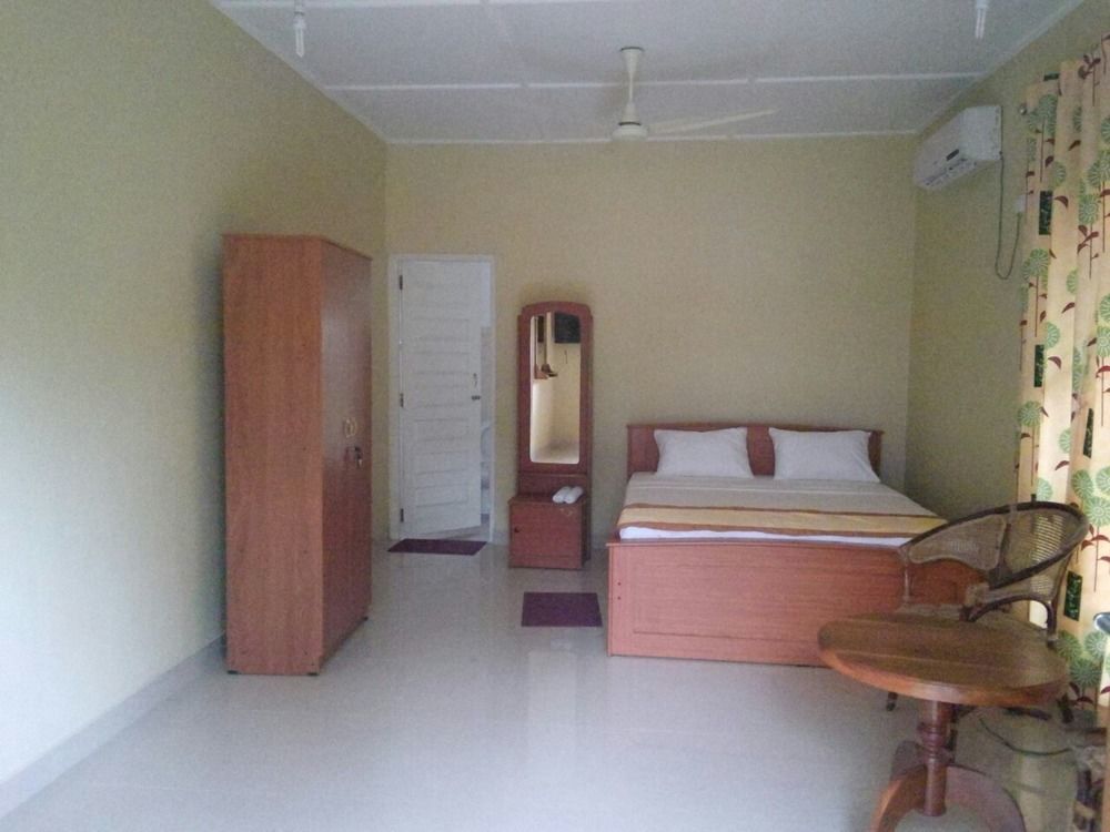 Nirmala Hotel And Restaurant โปลอนนารูวา ภายนอก รูปภาพ