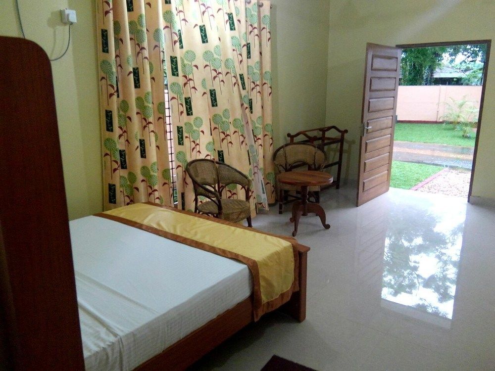 Nirmala Hotel And Restaurant โปลอนนารูวา ภายนอก รูปภาพ