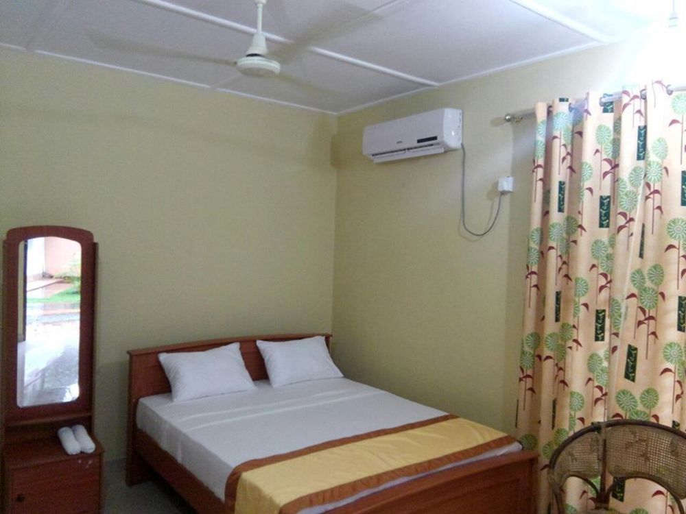Nirmala Hotel And Restaurant โปลอนนารูวา ภายนอก รูปภาพ