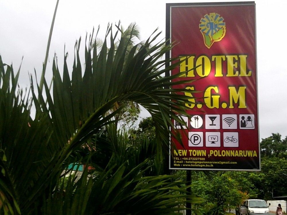 Nirmala Hotel And Restaurant โปลอนนารูวา ภายนอก รูปภาพ
