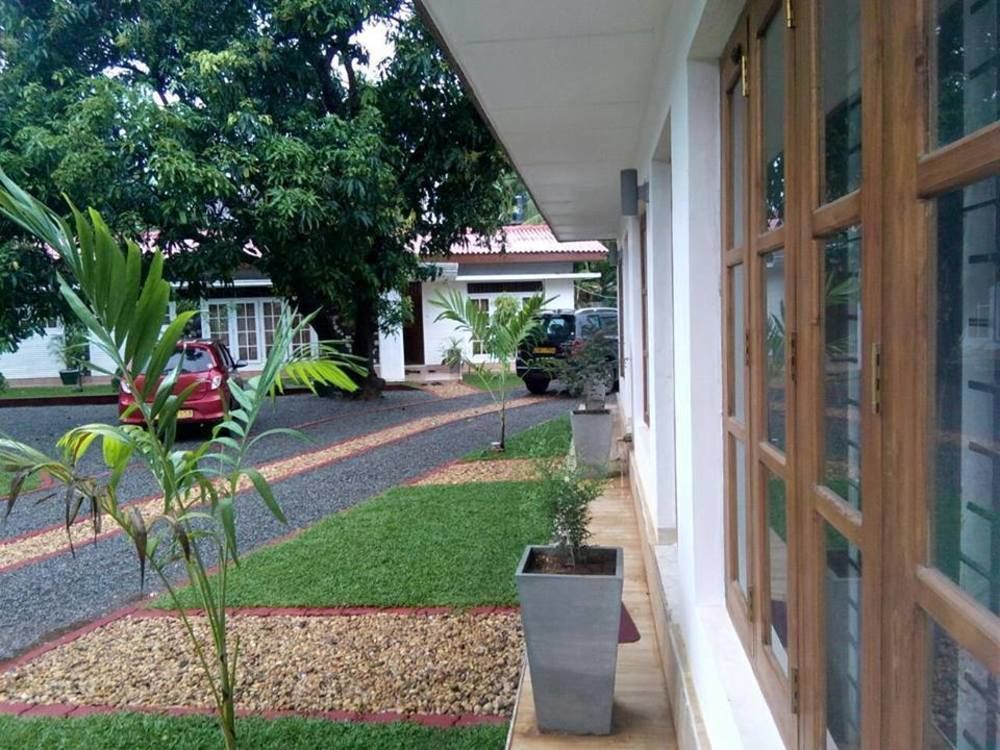 Nirmala Hotel And Restaurant โปลอนนารูวา ภายนอก รูปภาพ