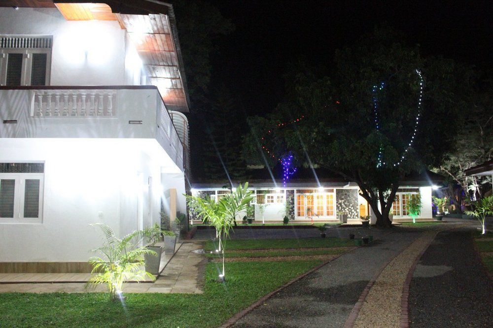 Nirmala Hotel And Restaurant โปลอนนารูวา ภายนอก รูปภาพ