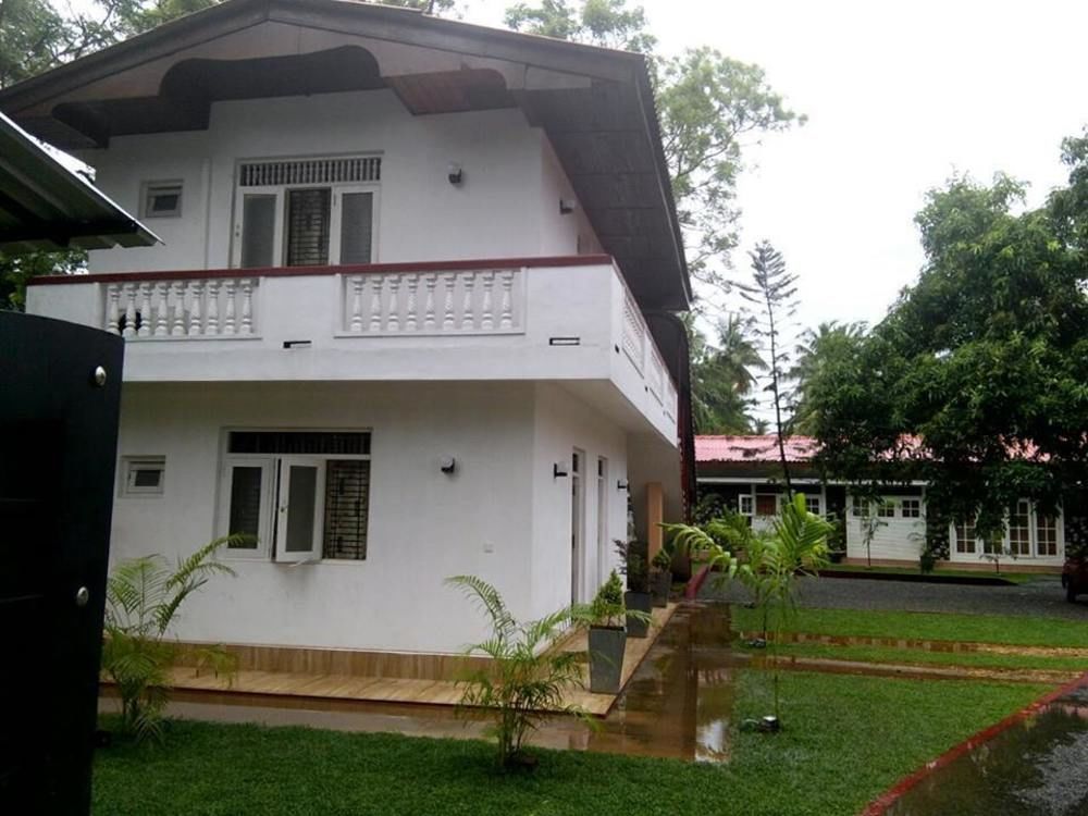Nirmala Hotel And Restaurant โปลอนนารูวา ภายนอก รูปภาพ