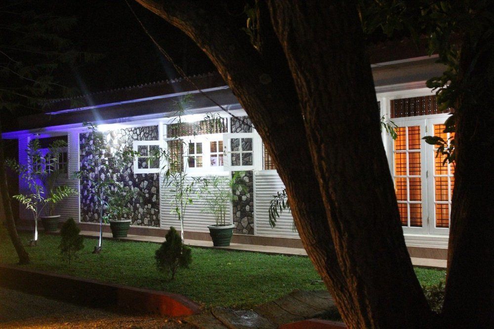 Nirmala Hotel And Restaurant โปลอนนารูวา ภายนอก รูปภาพ