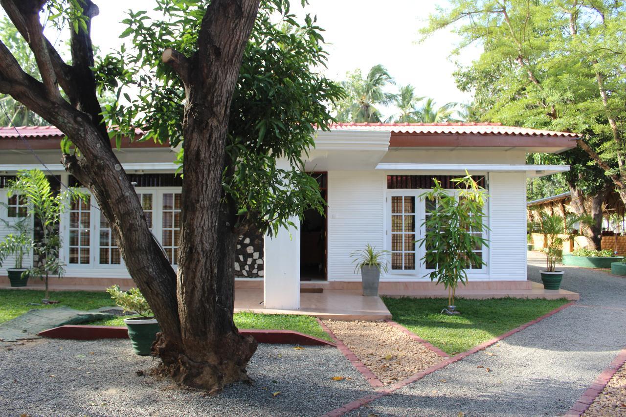 Nirmala Hotel And Restaurant โปลอนนารูวา ภายนอก รูปภาพ
