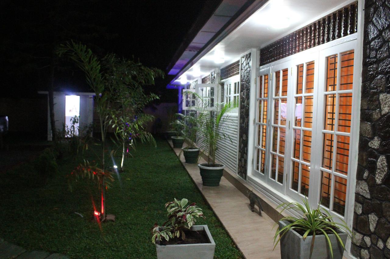 Nirmala Hotel And Restaurant โปลอนนารูวา ภายนอก รูปภาพ