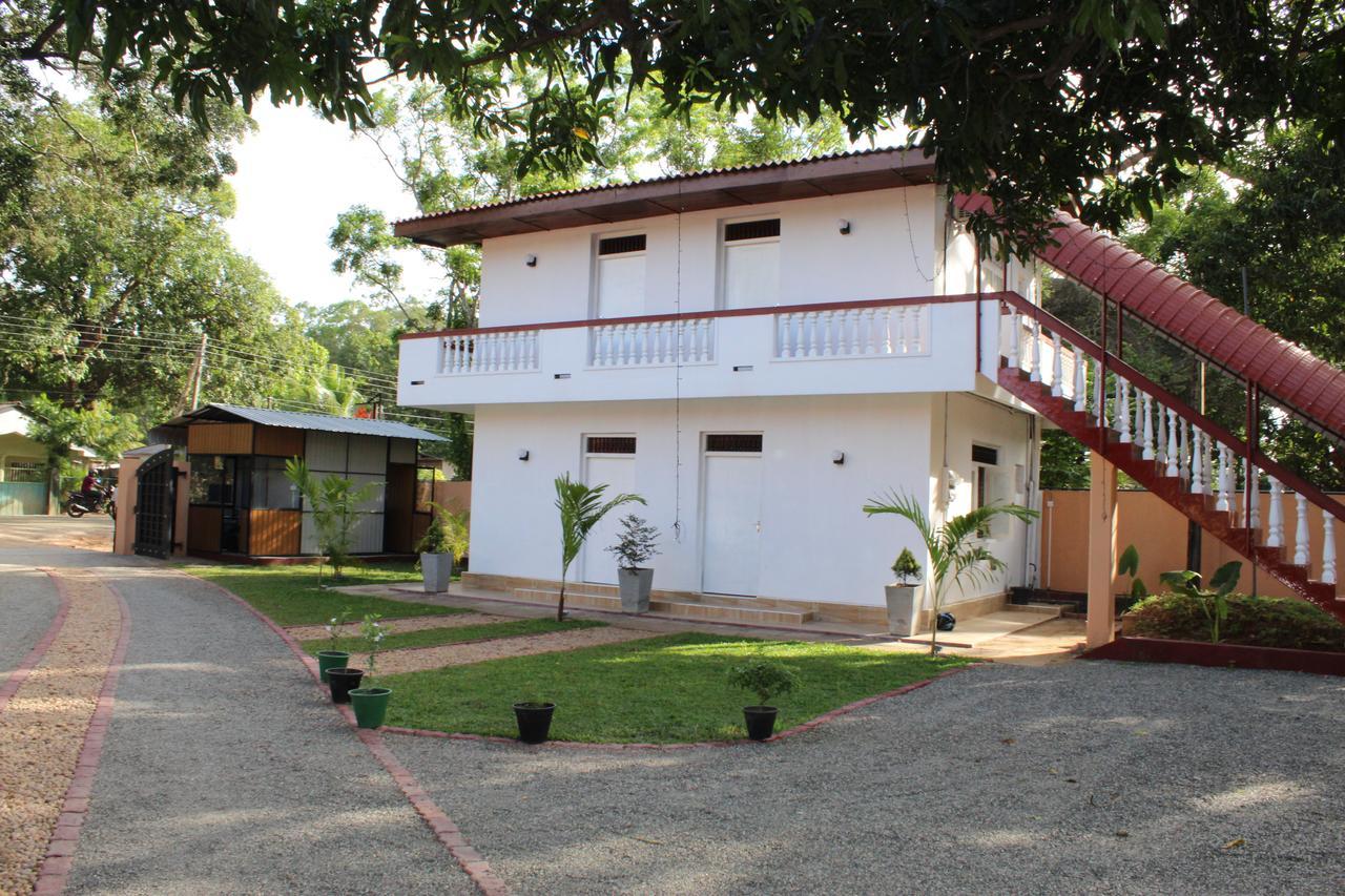 Nirmala Hotel And Restaurant โปลอนนารูวา ภายนอก รูปภาพ