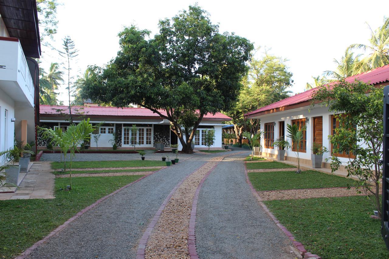 Nirmala Hotel And Restaurant โปลอนนารูวา ภายนอก รูปภาพ