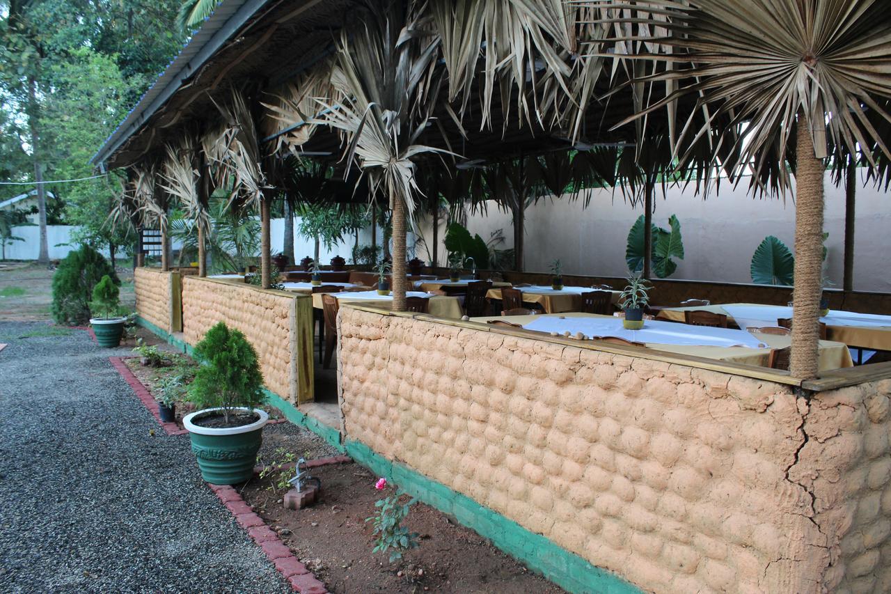 Nirmala Hotel And Restaurant โปลอนนารูวา ภายนอก รูปภาพ