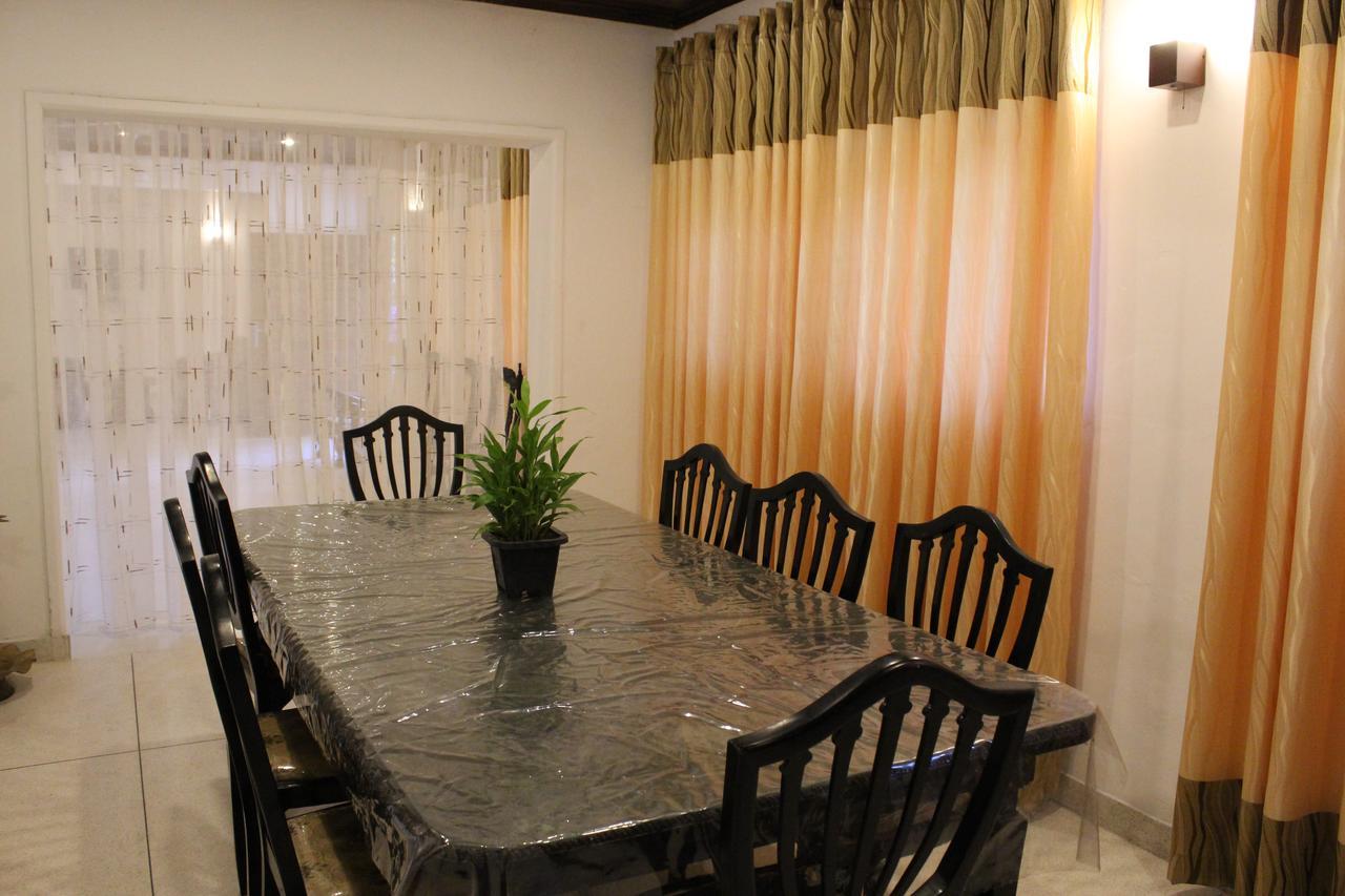 Nirmala Hotel And Restaurant โปลอนนารูวา ภายนอก รูปภาพ