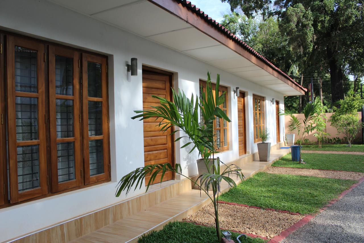 Nirmala Hotel And Restaurant โปลอนนารูวา ภายนอก รูปภาพ