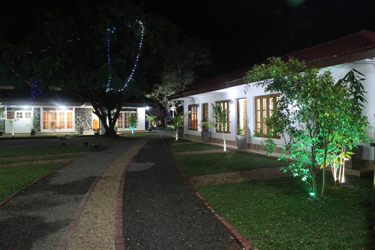 Nirmala Hotel And Restaurant โปลอนนารูวา ภายนอก รูปภาพ