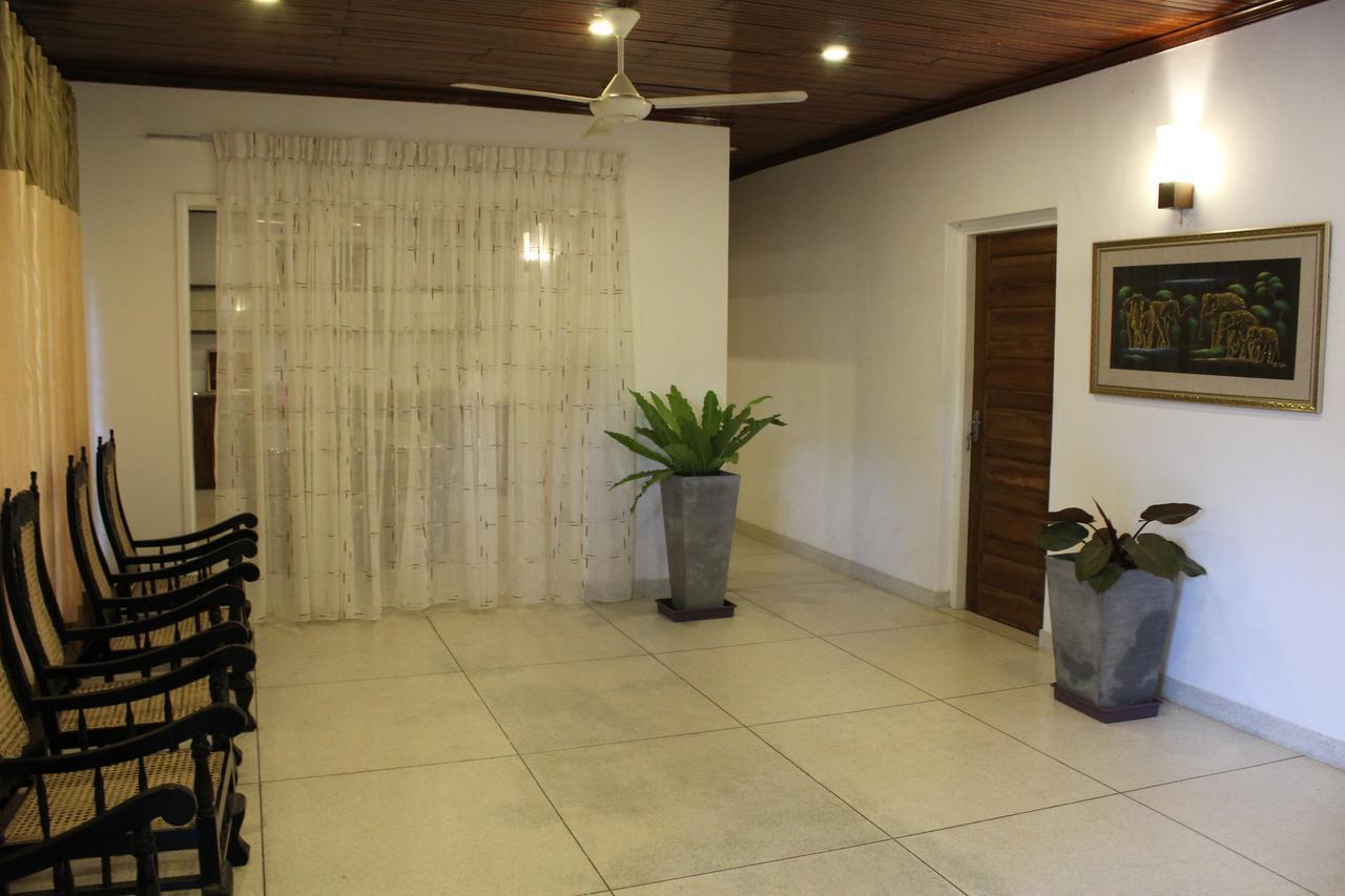 Nirmala Hotel And Restaurant โปลอนนารูวา ภายนอก รูปภาพ