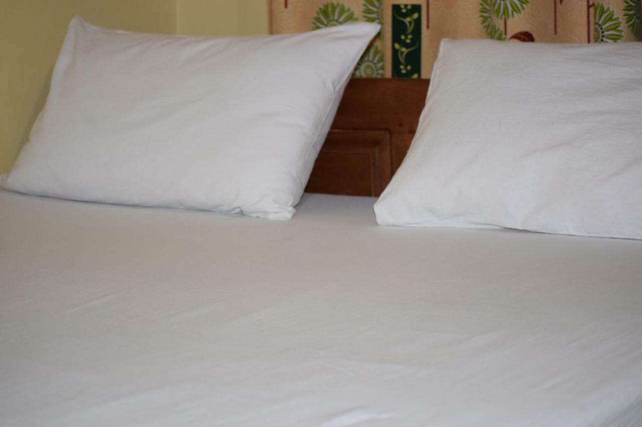 Nirmala Hotel And Restaurant โปลอนนารูวา ภายนอก รูปภาพ