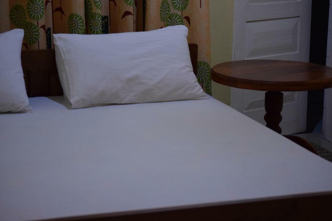 Nirmala Hotel And Restaurant โปลอนนารูวา ภายนอก รูปภาพ